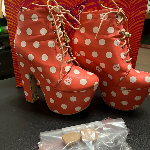 Iron Fist Lamby Booties size 6 - Picture 1 of 5